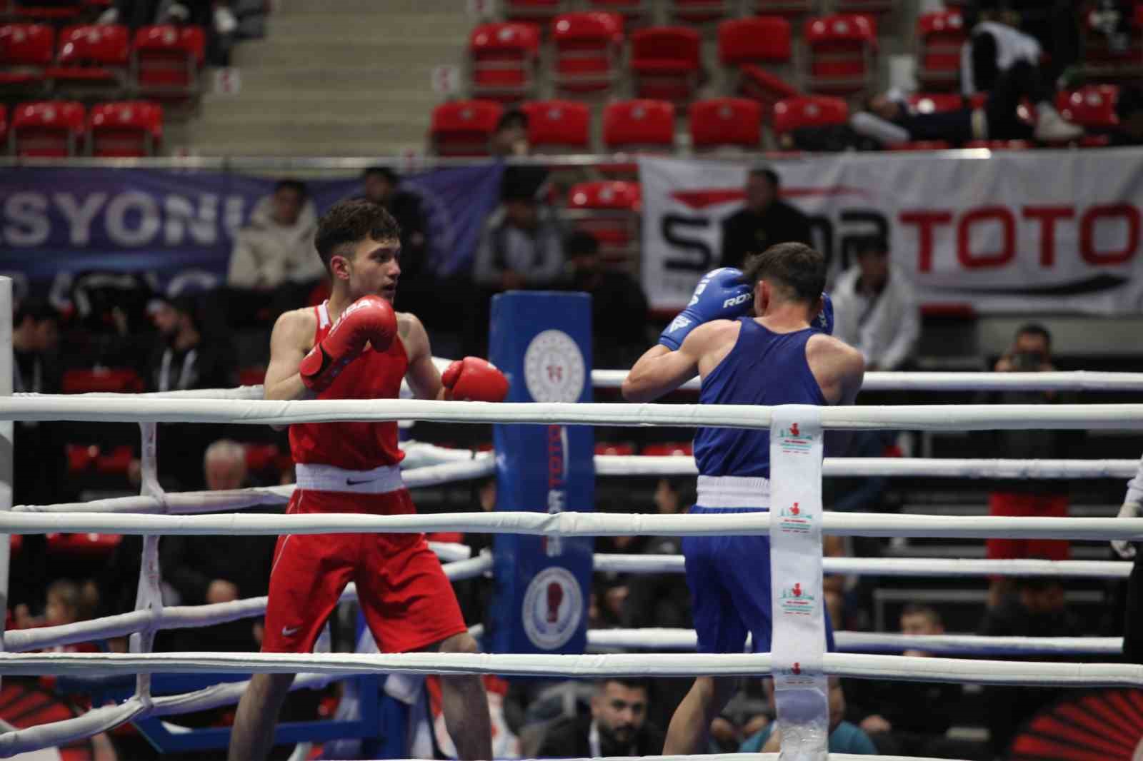 KONYA’DA DÜZENLENEN TÜRKİYE FERDİ BOKS ŞAMPİYONASI BAŞLADI