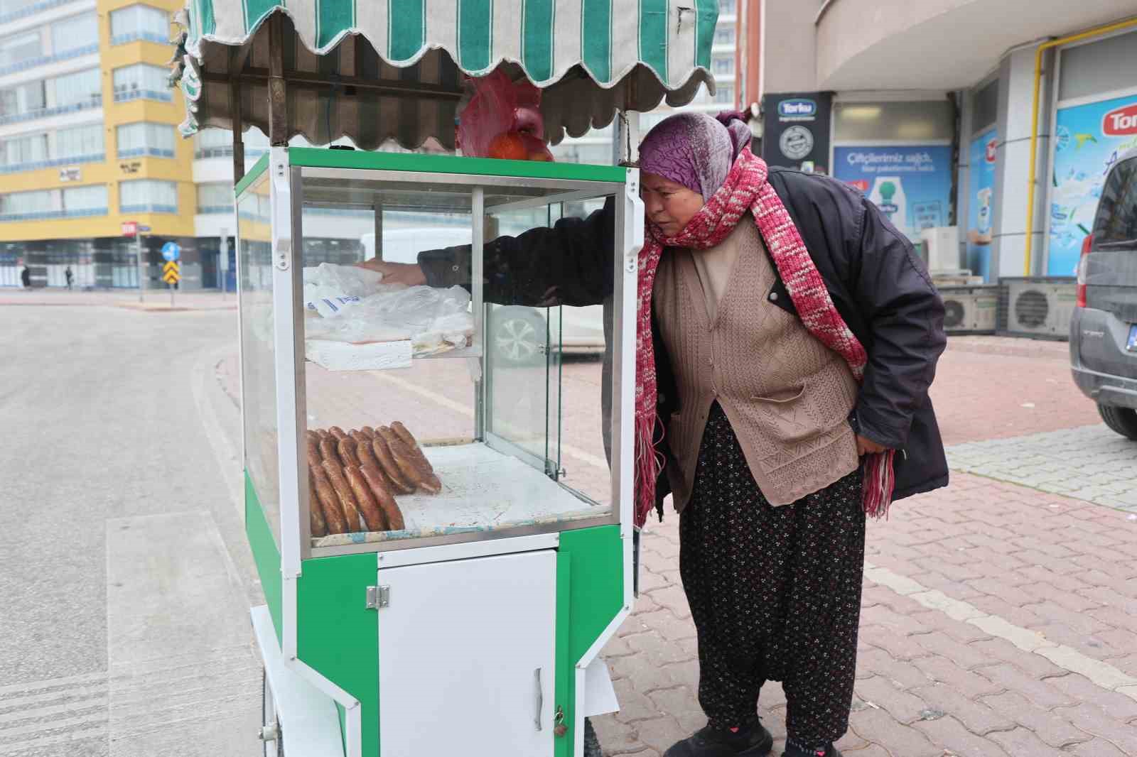 KONYA’DA KADIN, EŞİNİN KAZA GEÇİRMESİNİN ARDINDAN SİMİTÇİ TEYZESİ OLDU