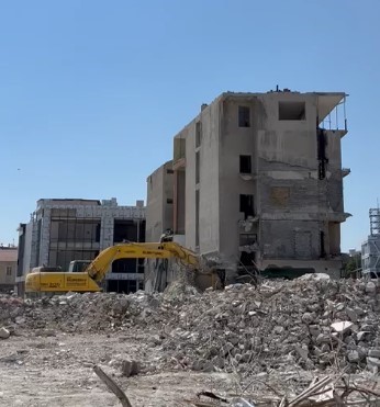KONYA’DAKİ KENTSEL DÖNÜŞÜM PROJESİNDE İŞ MAKİNESİ OPERATÖRÜNÜN USTALIĞI