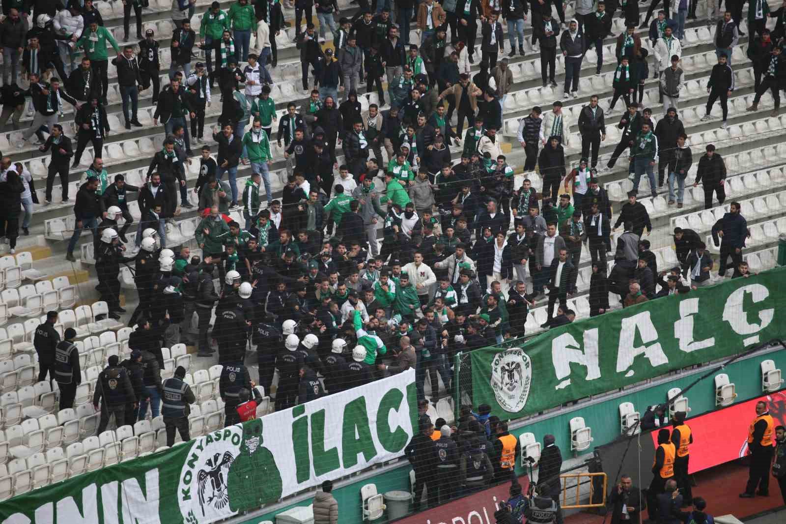 KONYASPOR TARAFTARLARI MAÇ SONRASI SAHAYA GİRMEYE ÇALIŞTI
