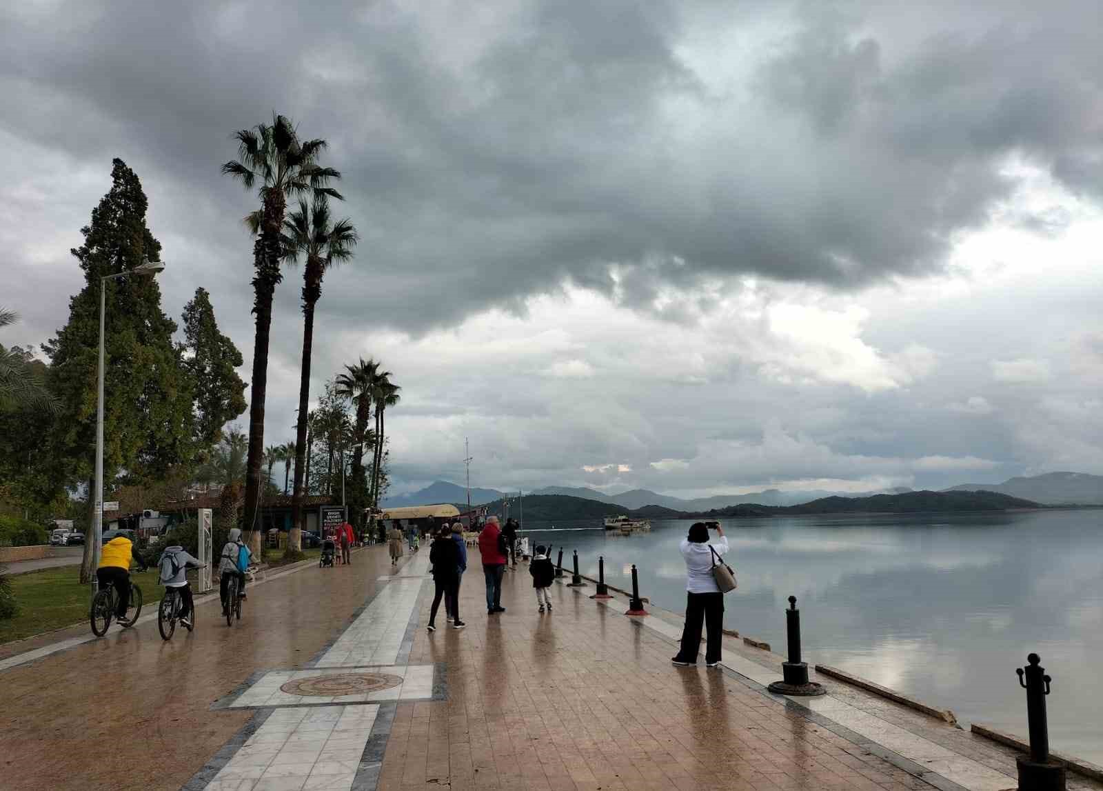 KÖYCEĞİZ’DE YAĞMUR SONRASI KORDONA AKIN