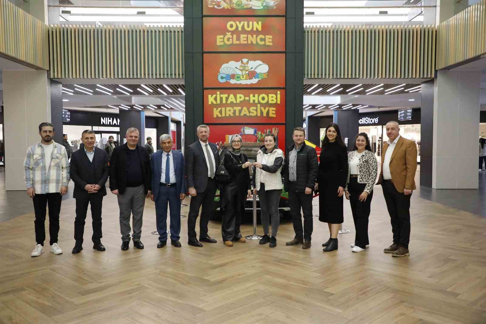 KUMSMALL AVM OTOMOBİL VE HEDİYE ÇEKİLİŞİ KAZANANLARI TESLİM ALDI