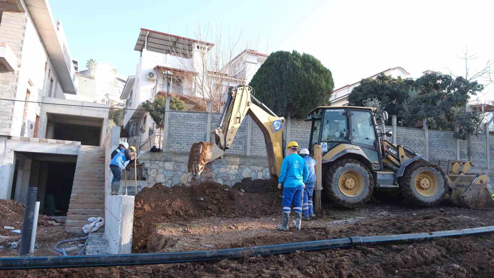 KUŞADASI İLÇESİNDE ALTYAPI ÇALIŞMALARI HIZ KESMEDEN DEVAM EDİYOR