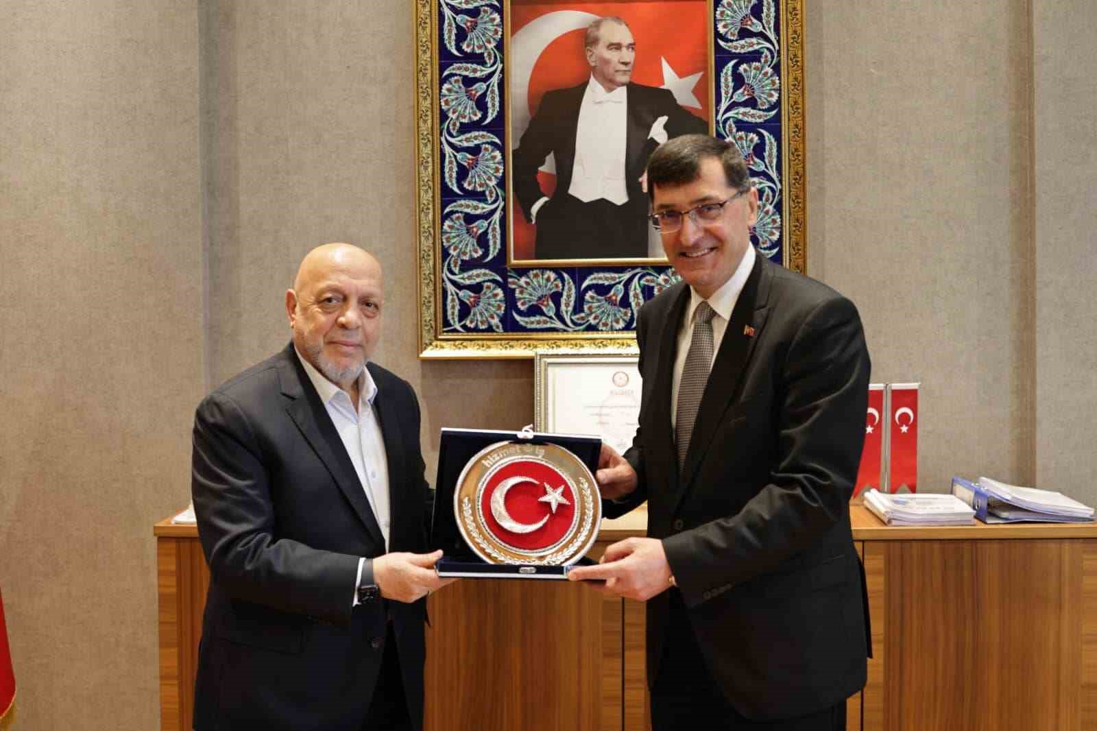 KÜTAHYA BELEDİYE BAŞKANI EYÜP KAHVECİ, HAK-İŞ KONFEDERASYONU VE HİZMET-İŞ SENDİKASI GENEL BAŞKANI MAHMUT ARSLAN’I AĞIRLADI