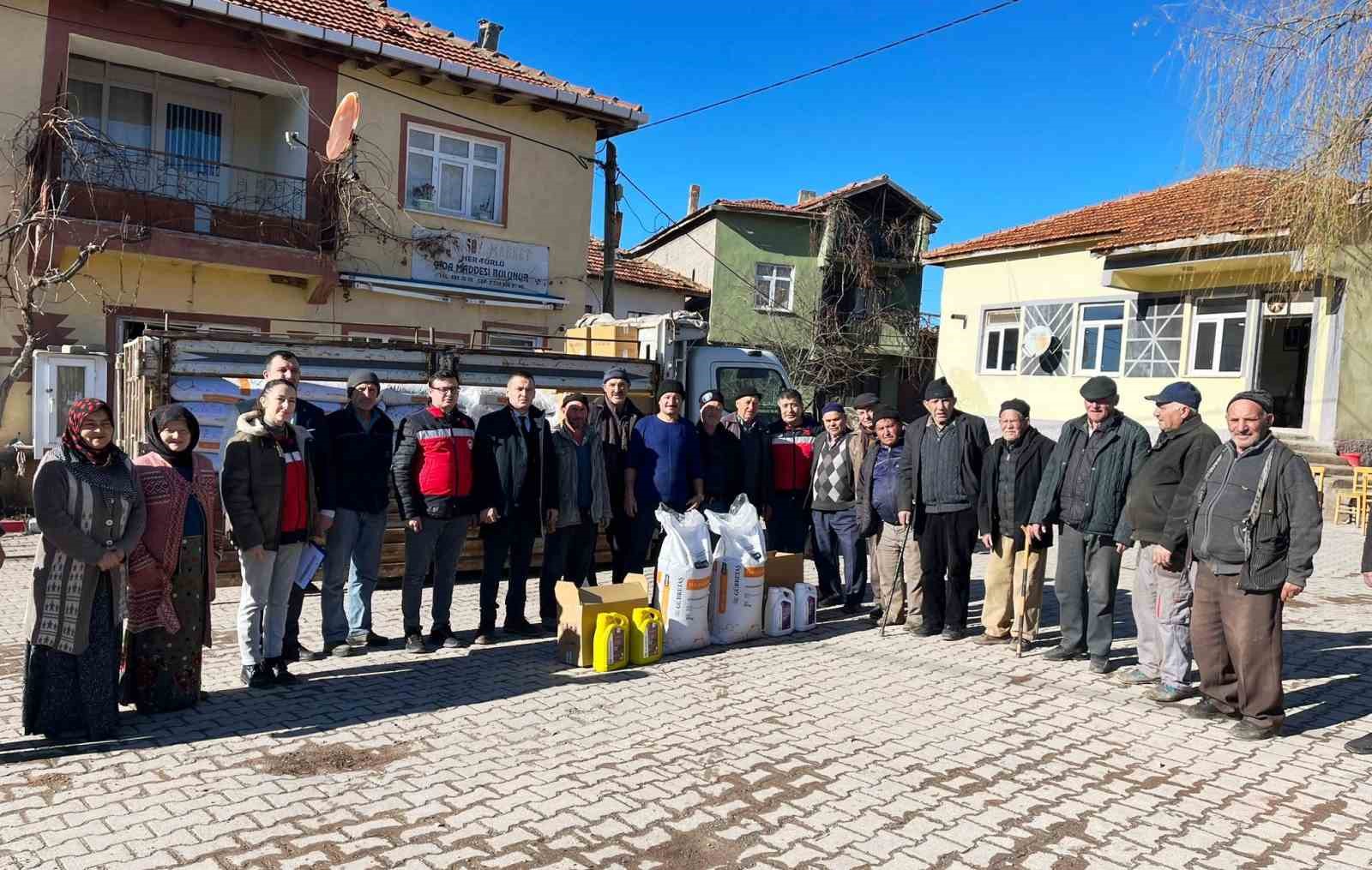 KÜTAHYA HİSARCIK'TA ORGANİK ADAÇAYI ÜRETİCİLERİNE GÜBRE DESTEĞİ
