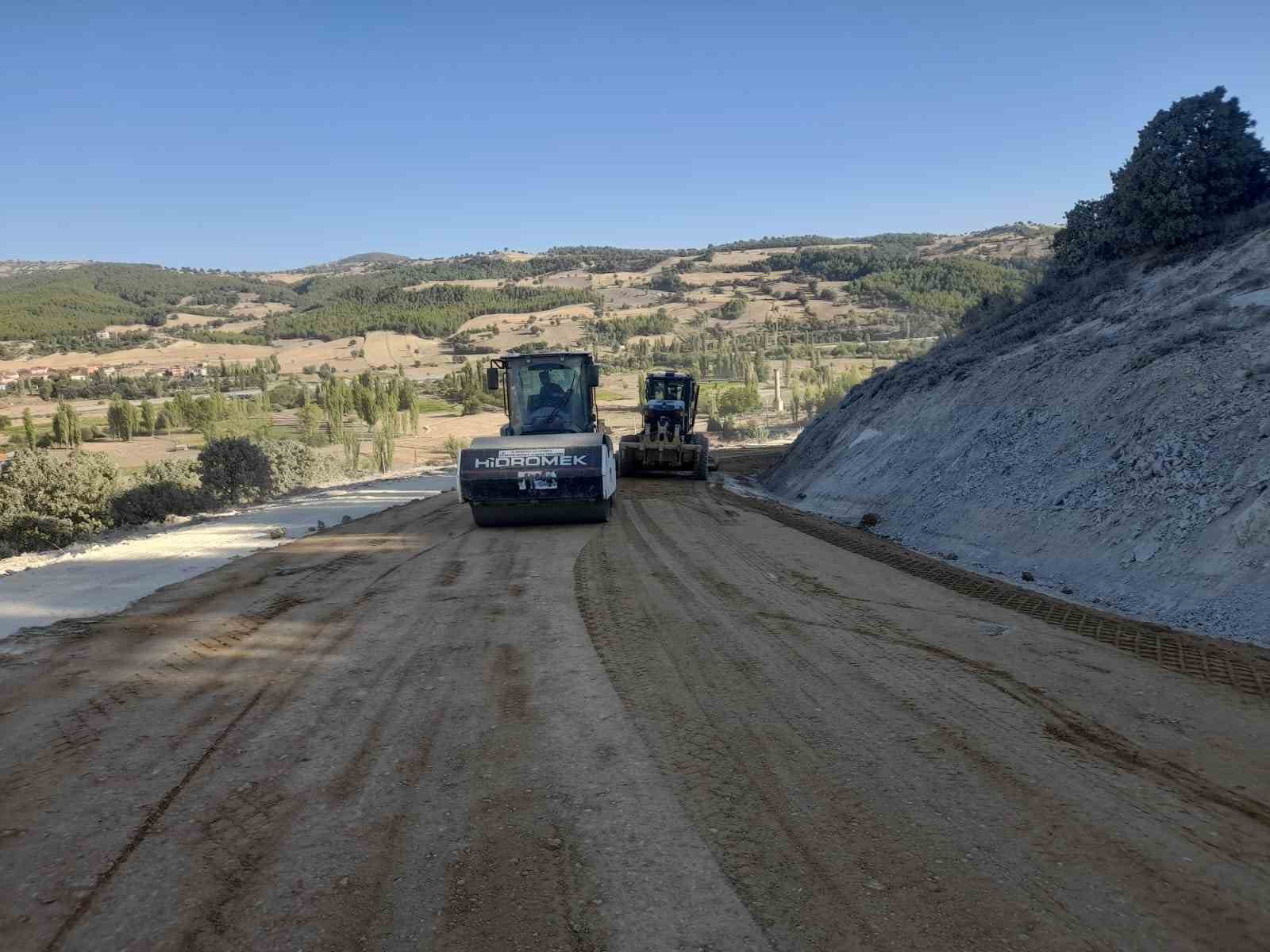 KÜTAHYA İL ÖZEL İDARESİ KÖY YOLLARINDA ÇALIŞMALARINI SÜRDÜRÜYOR