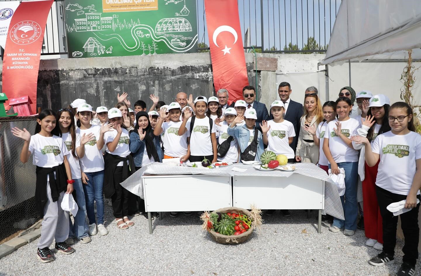 KÜTAHYA VALİSİ OKULDAKİ ÇİFTLİK PROJESİ HASAT PROGRAMINA KATILDI