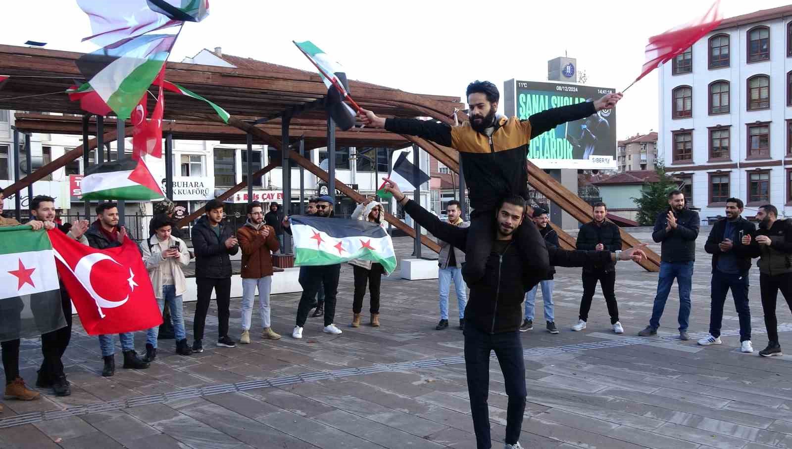 KÜTAHYA'DA SURİYELİLERİN ZAFER KUTLAMALARI