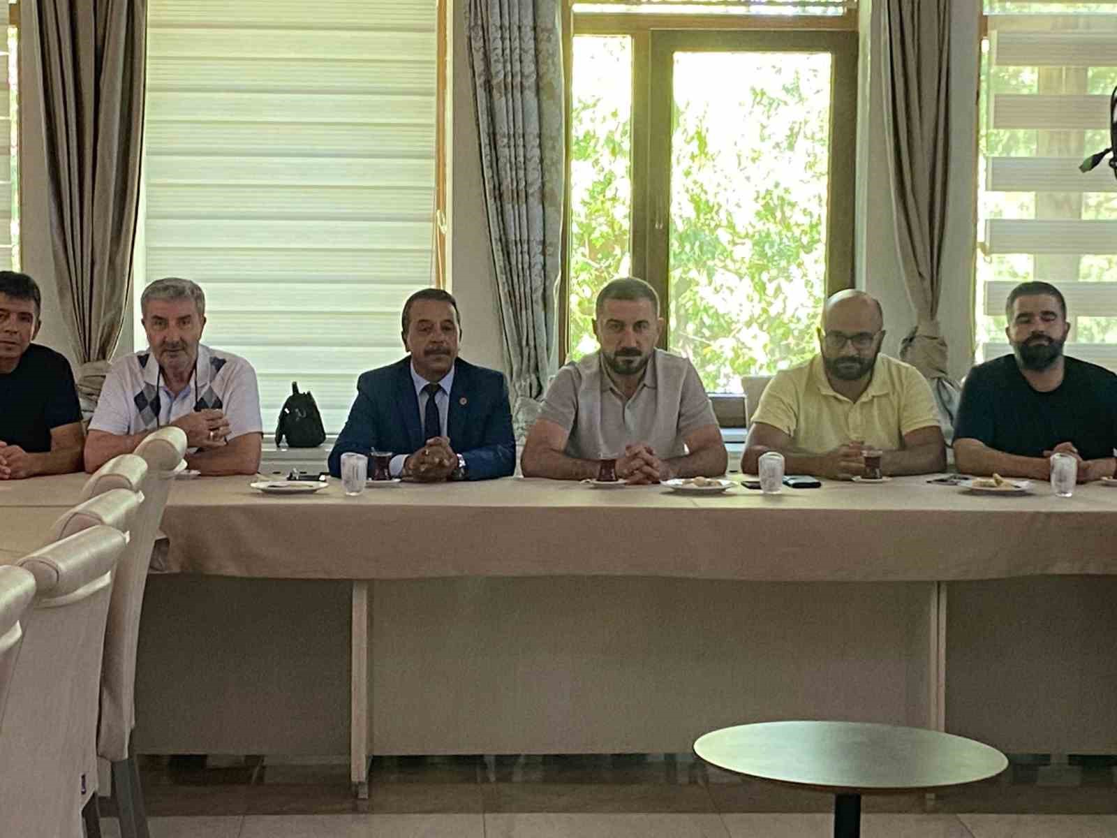 KÜTAHYALI MUHTARLAR BELEDİYE KÜTAHYASPOR'A DESTEK VERDİ