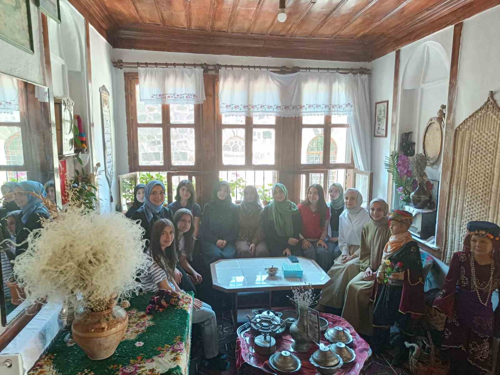 LİSELİ GENÇLER TARİHİ CAMİLERİ ZİYARET ETTİ