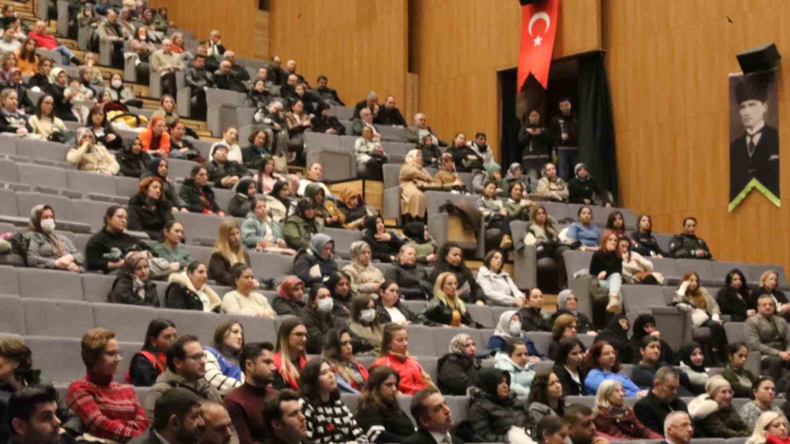 LÜLEBURGAZ'DA ANNE POLİSLER UYUŞTURUCUYLA MÜCADELEDE EĞİTİLDİ