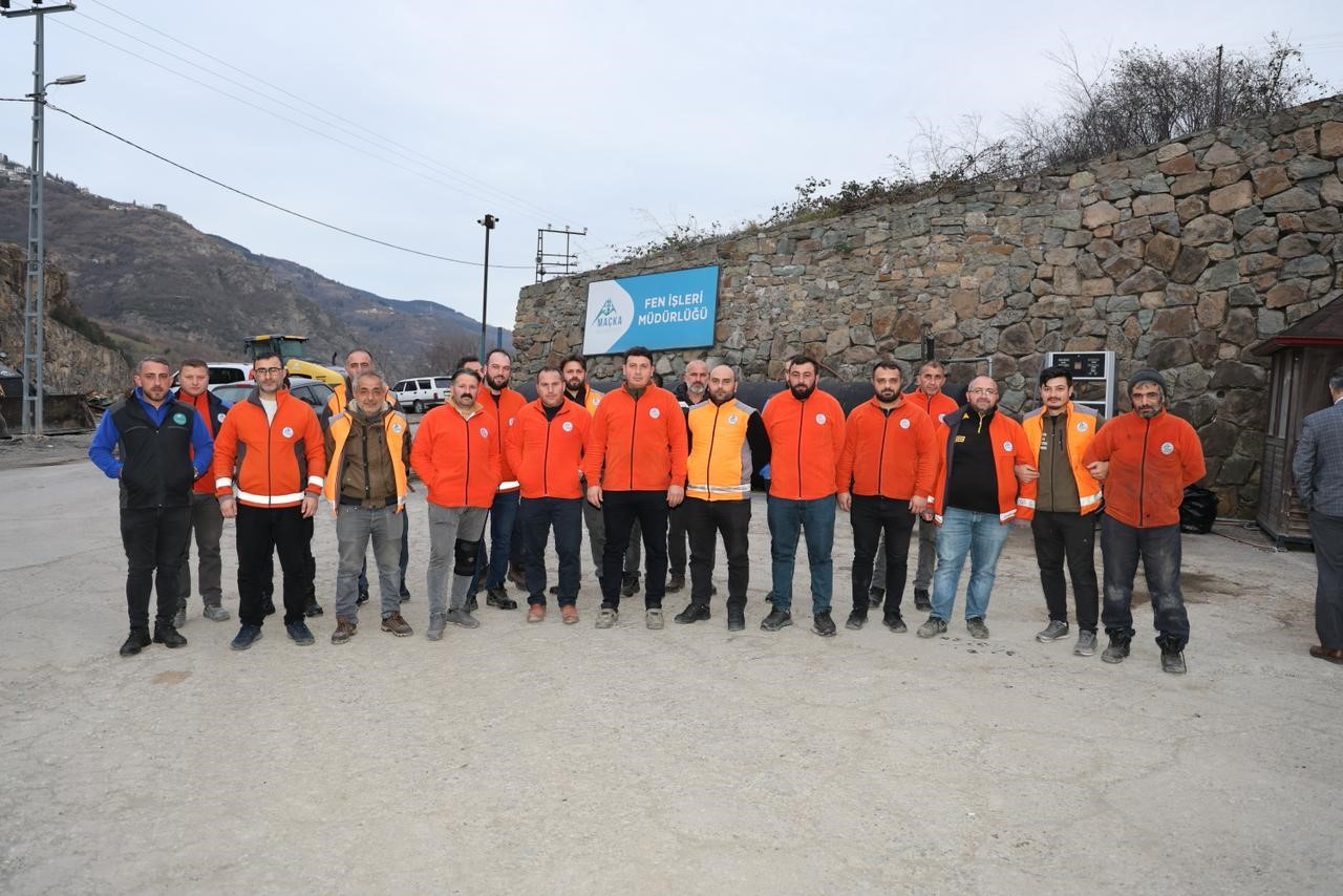 MAÇKA BELEDİYESİ PERSONELİNE EMEKLERİNİN DEĞERİNİ GÖSTERİYOR