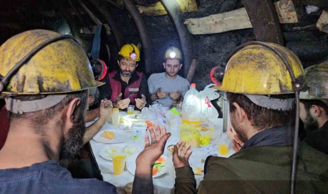 Maden İşçileri Yerin Metrelerce Altında Sahur Yaptı