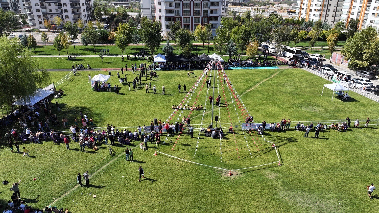 MALATYA'DA KARAKUCAK GÜREŞLERİ COŞKULU BİR AÇILIŞ TÖRENİYLE BAŞLADI