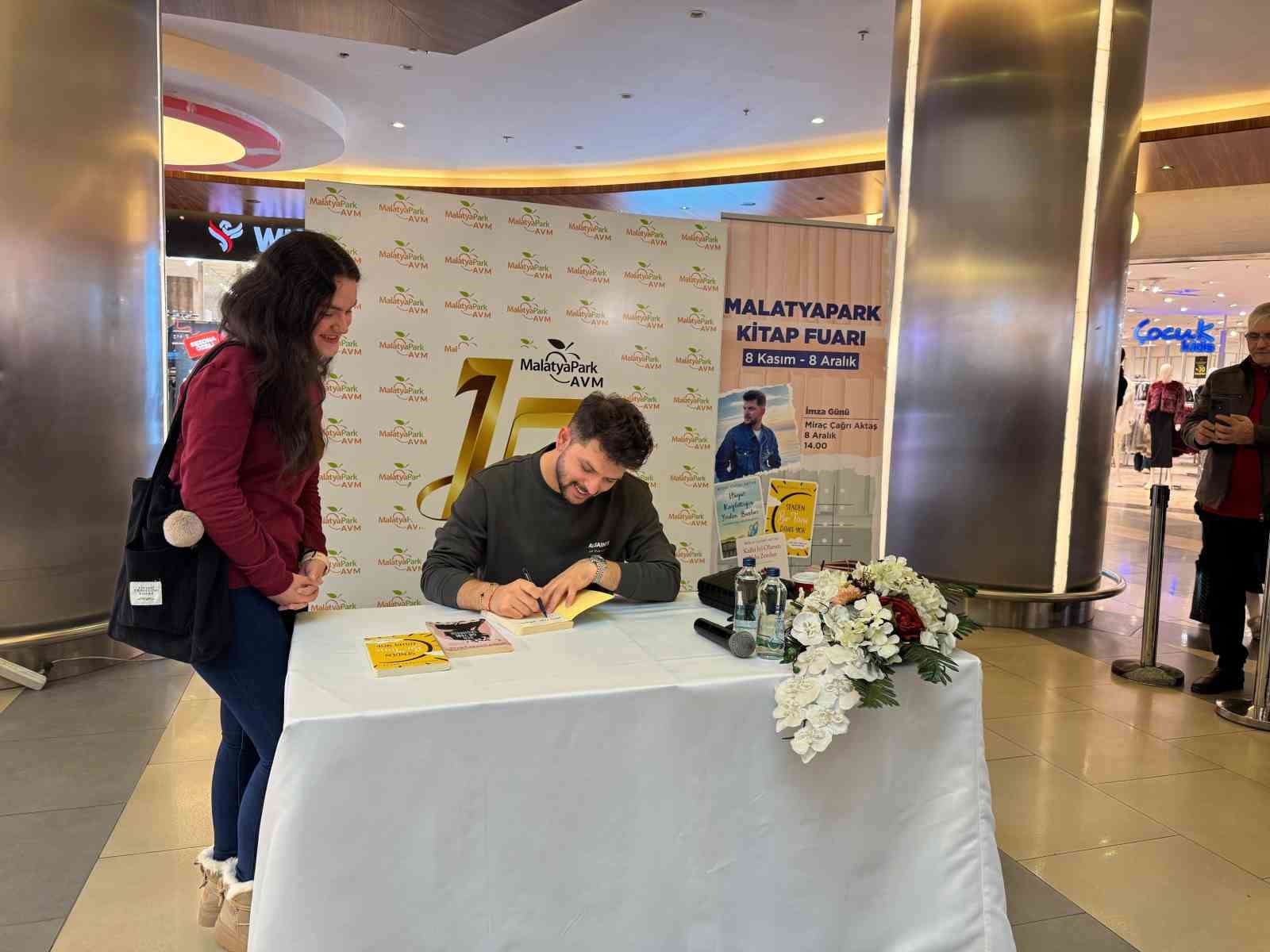 MALATYAPARK AVM’DE KİTAP FUARINDA YAZAR MİRAÇ ÇAĞRI AKTAŞ BÜYÜK İLGİ GÖRDÜ