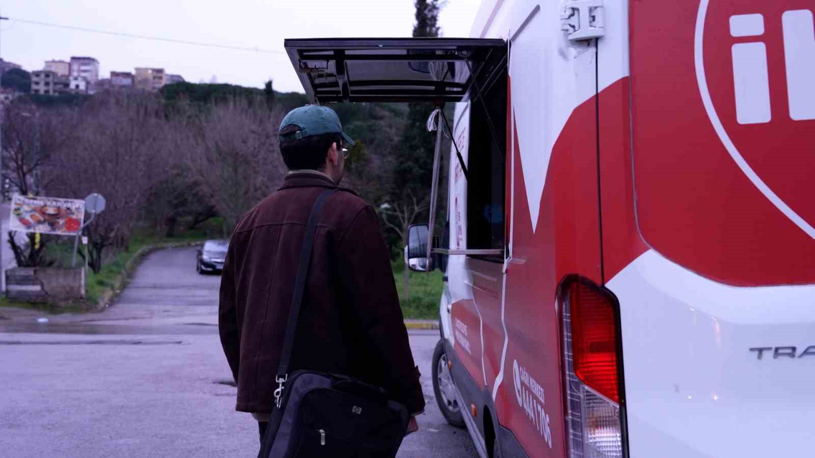 MALTEPE BELEDİYESİ ÜNİVERSİTE ÖĞRENCİLERİNE SICAK ÇORBA IKRAM EDİYOR