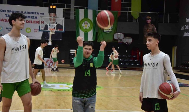 Manisa BBSK U18 Takımı Down Sendromlu Gençleri Antrenmanda Ağırladı