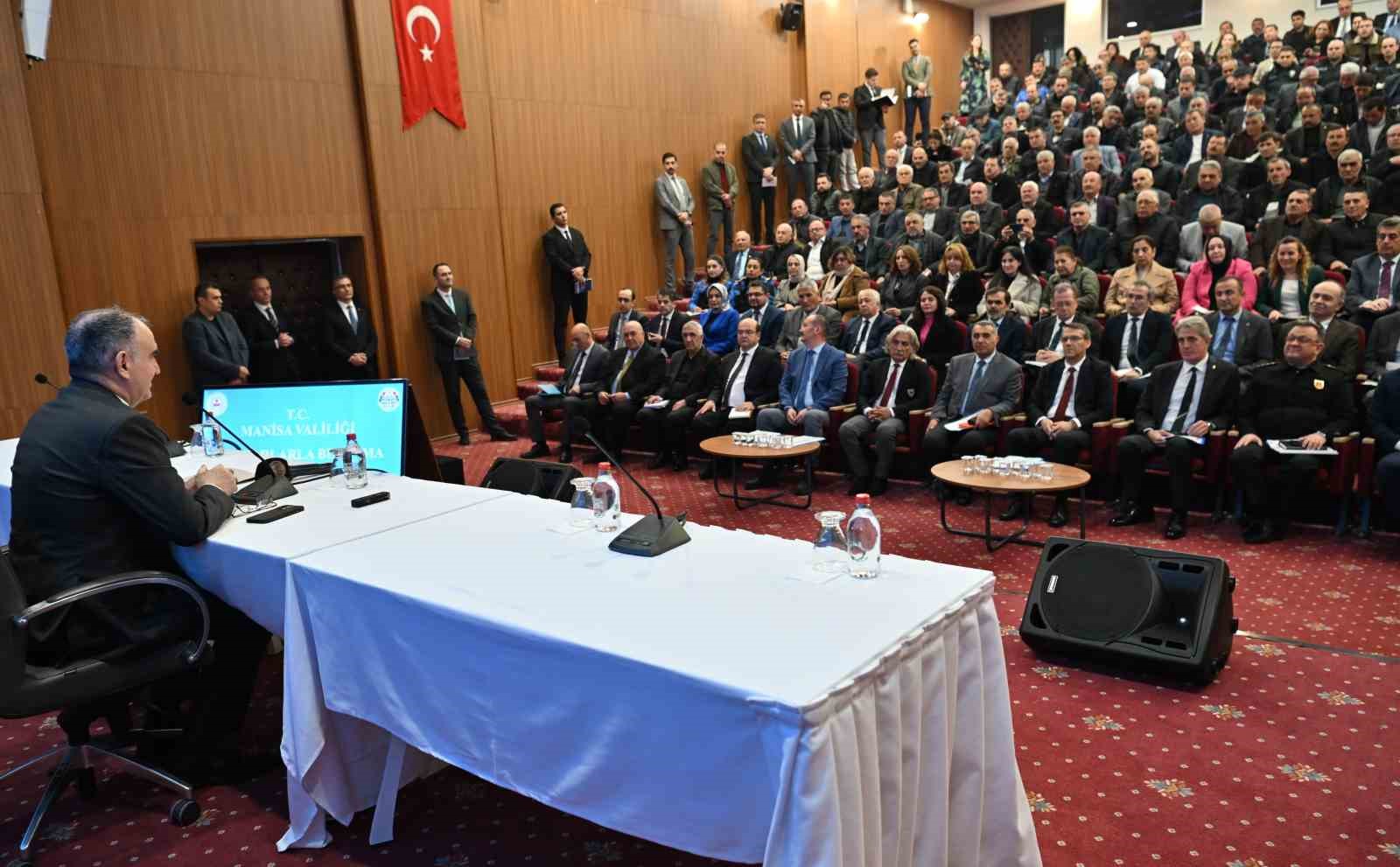 MANİSA VALİSİ MUHTARLARLA BİR ARAYA GELDİ