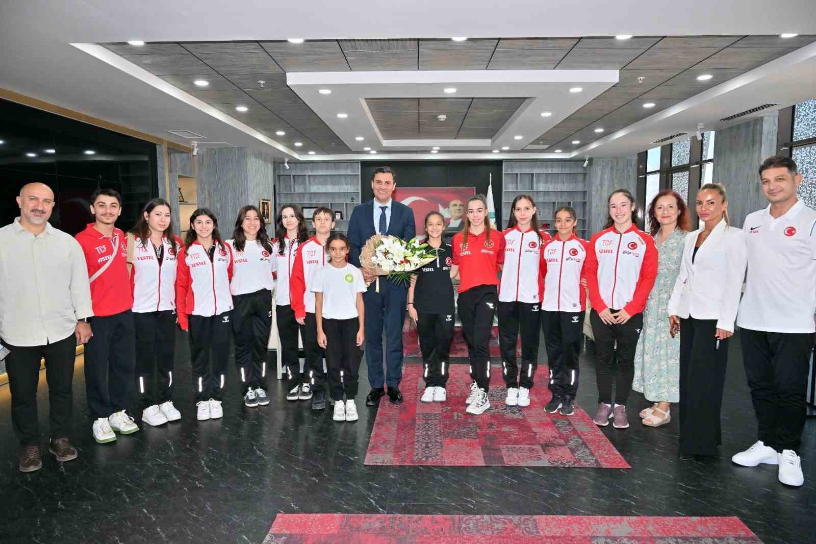 MANİSA'DA CİMNASTİK ŞAMPİYONLARI BAŞKAN ZEYREK'İ ZİYARET ETTİ