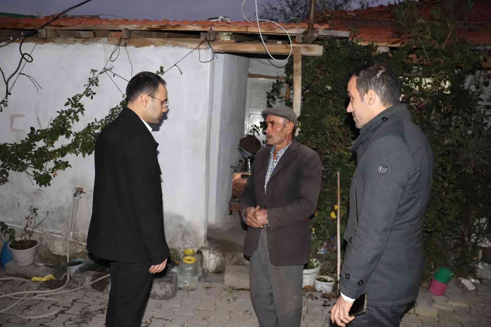MANİSA'NIN SELENDİ KAYMAKAMI YAŞLILARI ZİYARET EDİYOR
