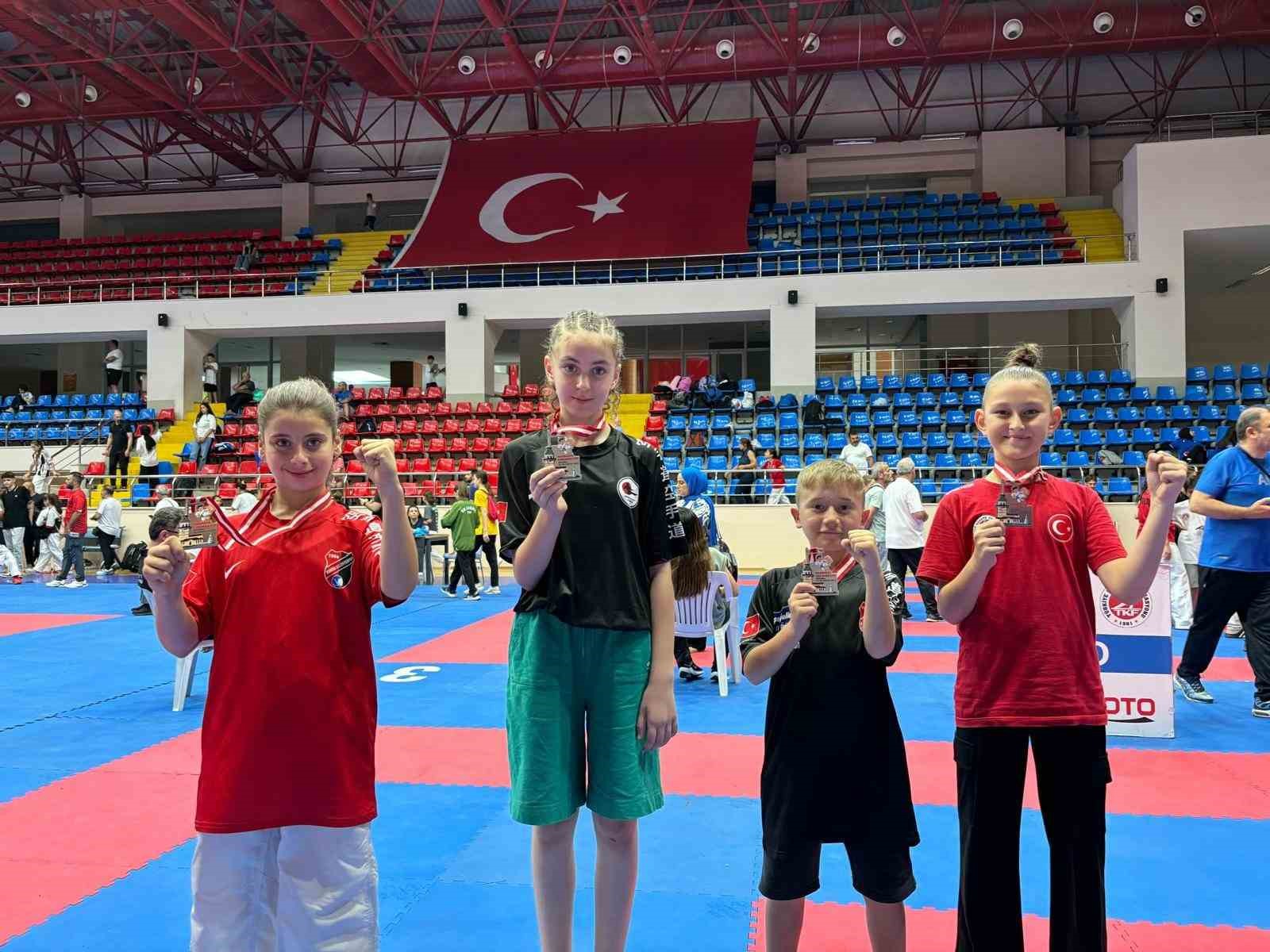 MANYAS KARATE TAKIMI MARMARA CUP'TA MADALYA KAZANDI