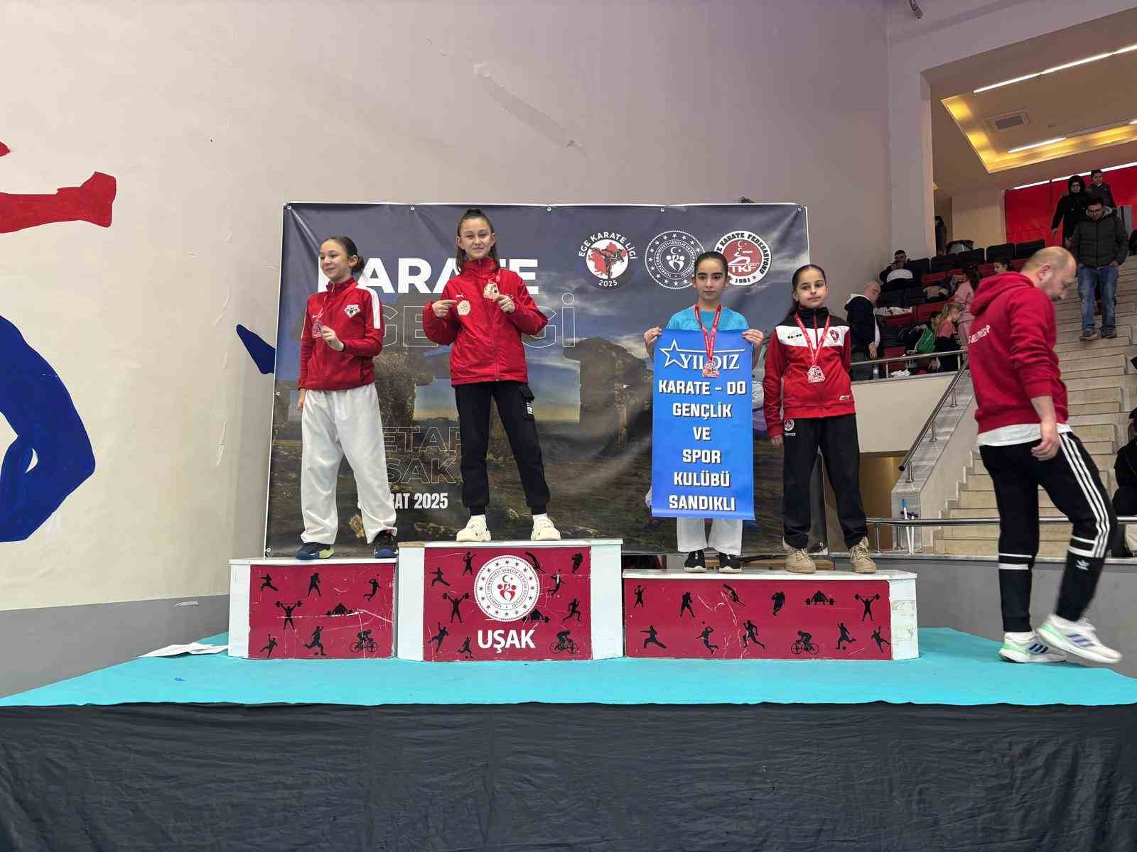MANYASSPOR KARATE TAKIMI, EGE KARATE LİGİ'NDE BAŞARIYA İMZA ATTI