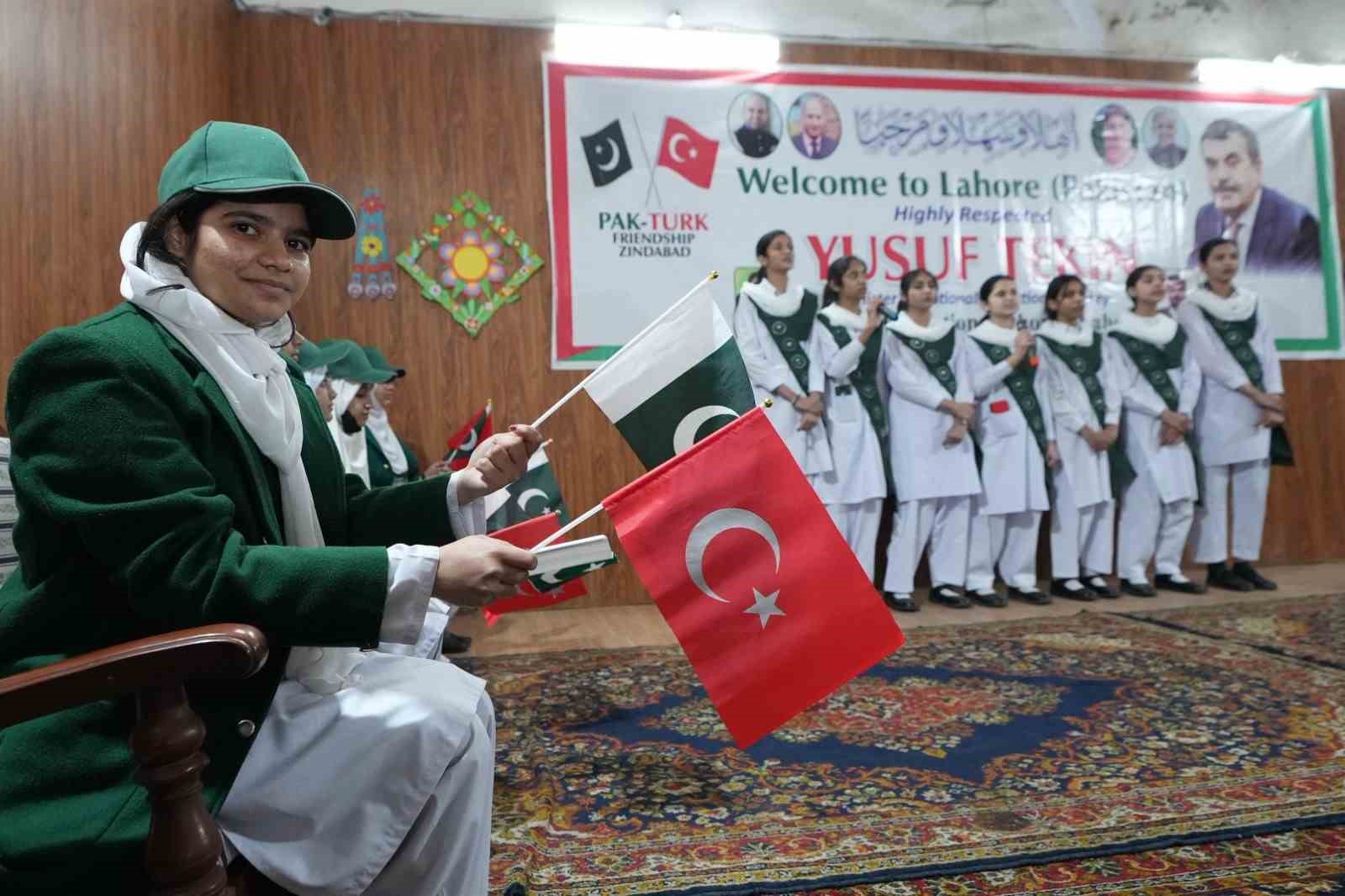 MEB BAKANI YUSUF TEKİN PAKİSTAN'DA KİNNAİRD KIZ LİSESİ'Nİ ZİYARET ETTİ