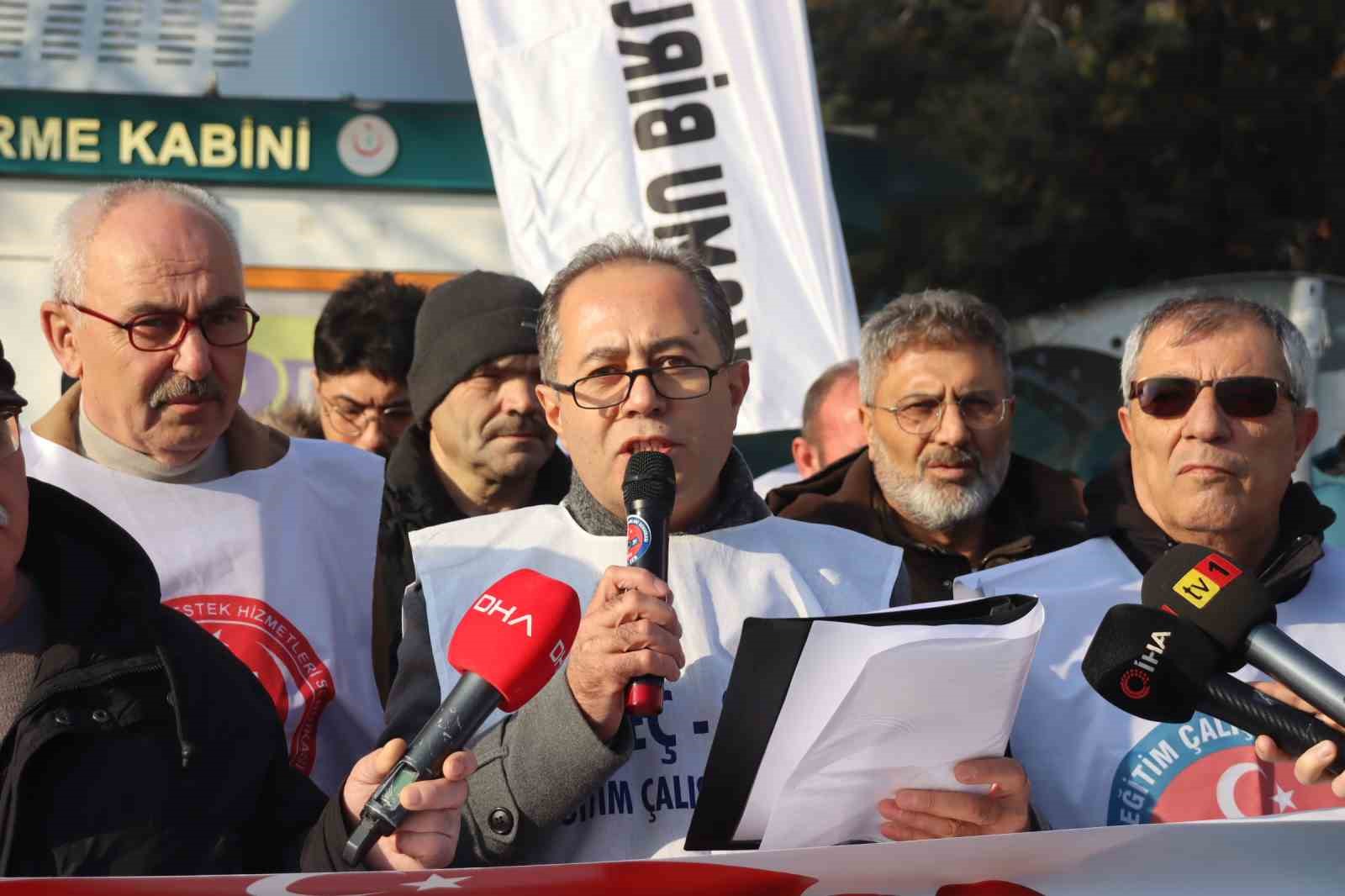 MEMURLARA YAPILAN ZAM PROTESTO EDİLDİ
