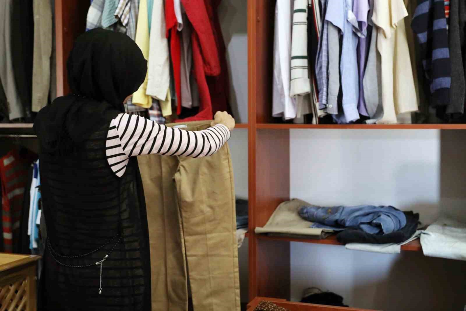 MENTEŞE BELEDİYESİ EL ELE BUTİK DAYANIŞMA MERKEZİ İHTİYAÇ SAHİPLERİNE YARDIM ETMEYE DEVAM EDİYOR
