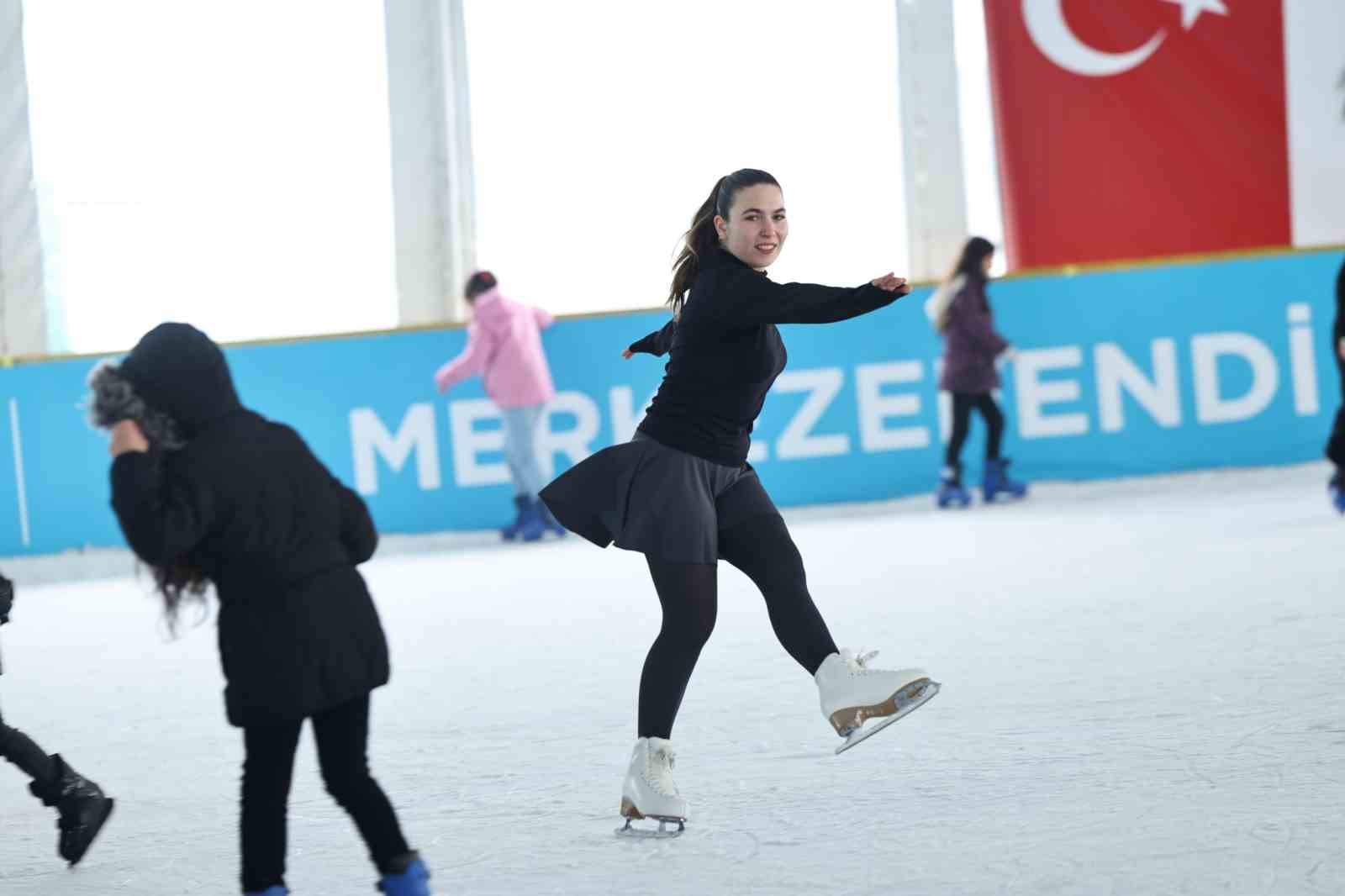 MERKEZEFENDİ BELEDİYESİ BUZ PATENİ PİSTİNE BÜYÜK İLGİ GÖSTERİLİYOR