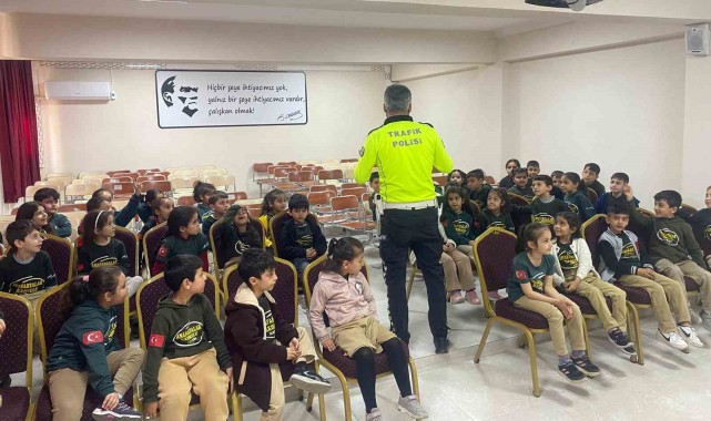 Mersin İl Emniyet Müdürlüğü Öğrencilere Trafik Güvenliği Eğitimi Veriyor