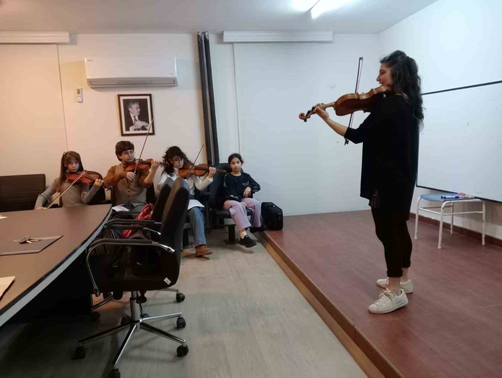 MERSİNLİ KEMAN VİRTÜÖZÜ BENGİSU GÖKÇE, MERSİN ÜNİVERSİTESİ'NDE WORKSHOP GERÇEKLEŞTİRDİ