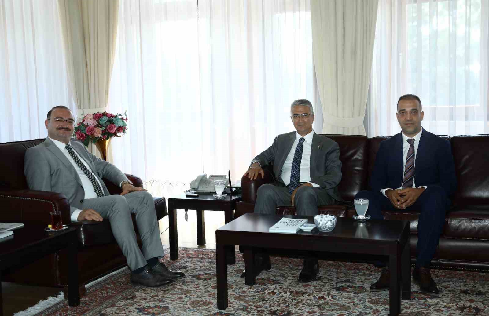 MHP'Lİ MİLLETVEKİLİ VE İL BAŞKANI ATATÜRK ÜNİVERSİTESİ REKTÖRÜNÜ ZİYARET ETTİ