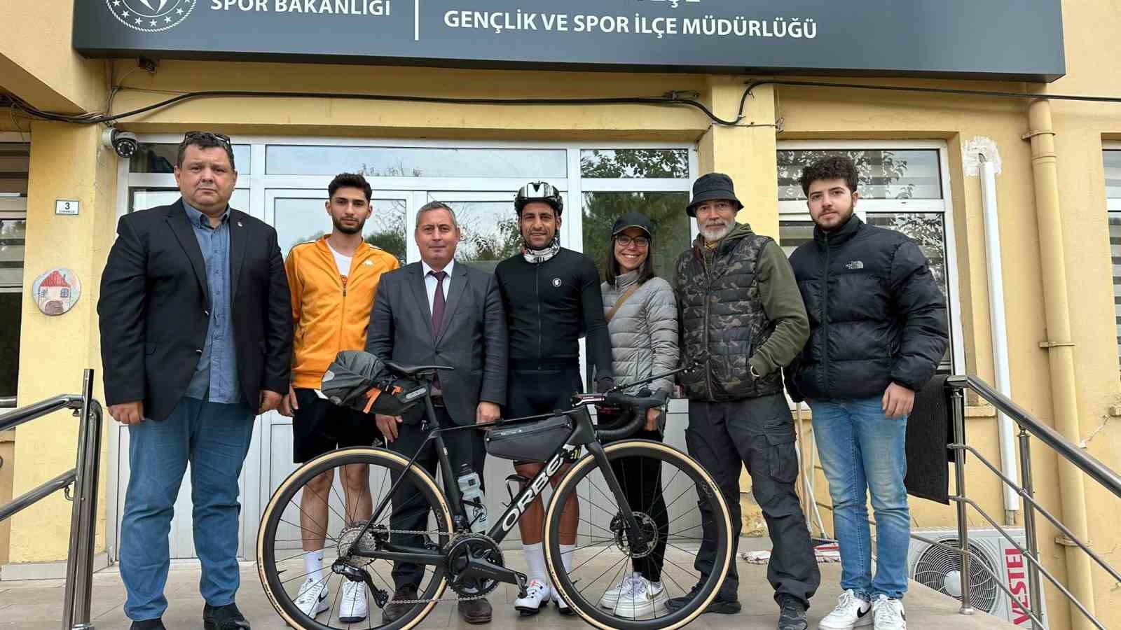 MİLLİ BİSİKLETÇİ KADİR KELLECİ HATAY'DAKİ DEPREMZEDE ÇOCUKLARA BİSİKLET HEDİYE EDİYOR