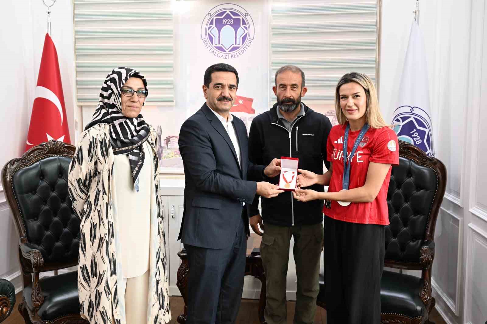 MİLLİ BOKSÖR HATİCE AKBAŞ, BATTALGAZİ BELEDİYE BAŞKANI'NI ZİYARET ETTİ