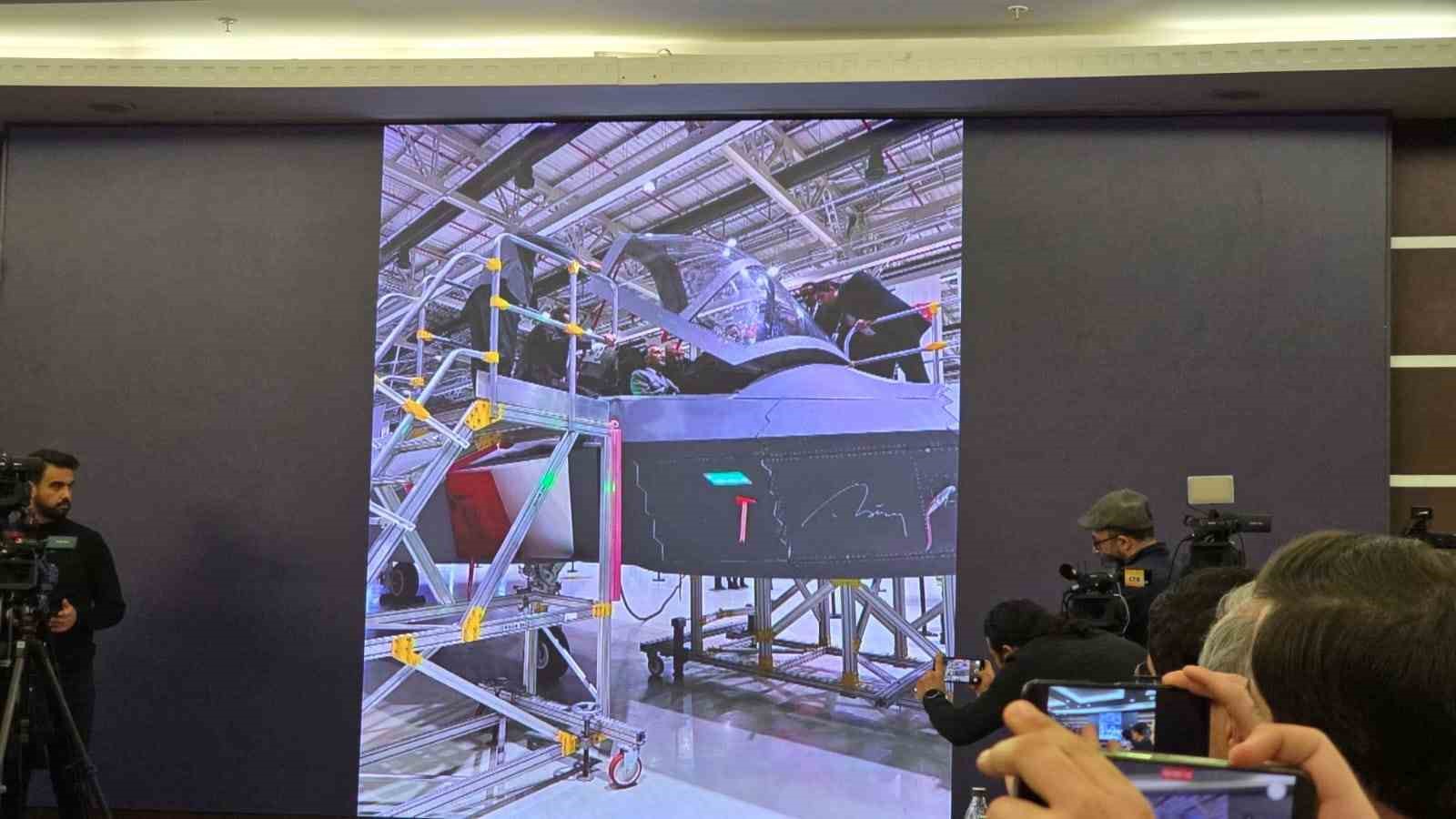 MİLLİ MUHARİP UÇAK KAAN'IN İKİNCİ PROTOTİPİ GÖRÜCÜYE ÇIKTI