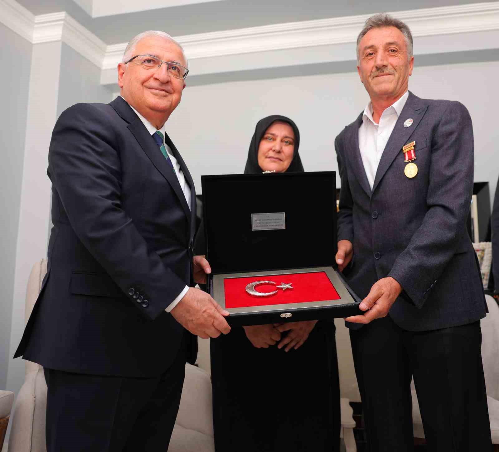 MİLLİ SAVUNMA BAKANI YAŞAR GÜLER, GAZİ KEMALETTİN ŞAHİN'İ ZİYARET ETTİ
