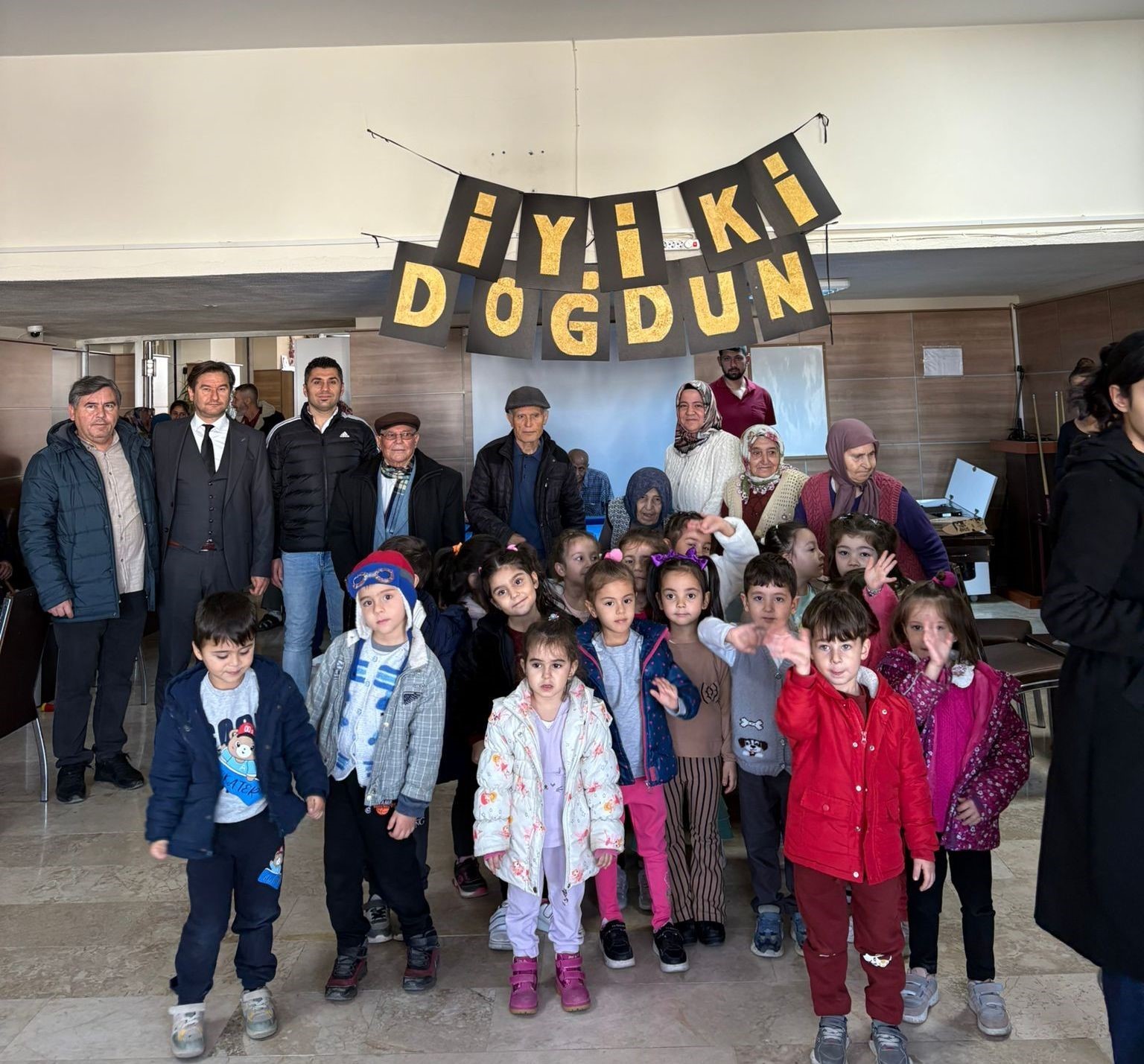 MİNİKLER HUZUREVİNDE BÜYÜKLERLE BULUŞTU