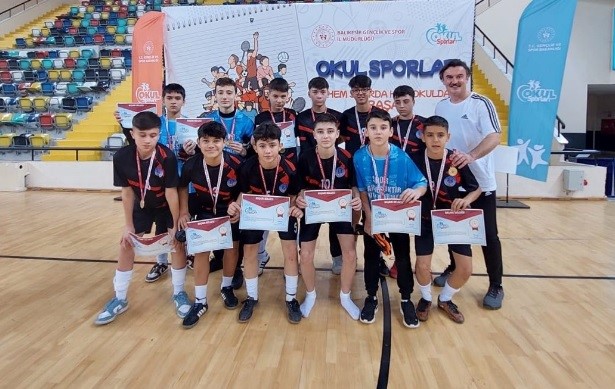 MOYMUL ORTAOKULU FUTSAL TAKIMI TÜRKİYE YARI FİNALLERİNE YÜKSELDİ