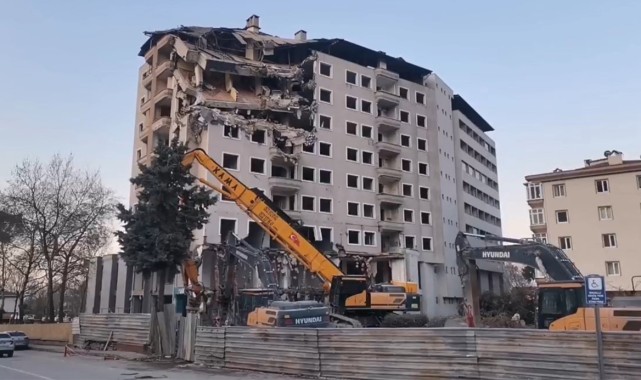 Mudanya'da Kentsel Dönüşüm Kapsamında İş Merkezi ve Apartman Yıkıldı