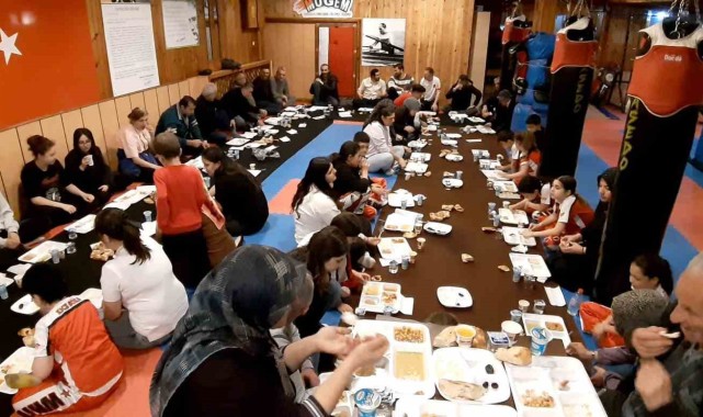 Mudurnu'da Kick Boks Sporcuları Hem Spor Yaptı Hem İftar Yaptı