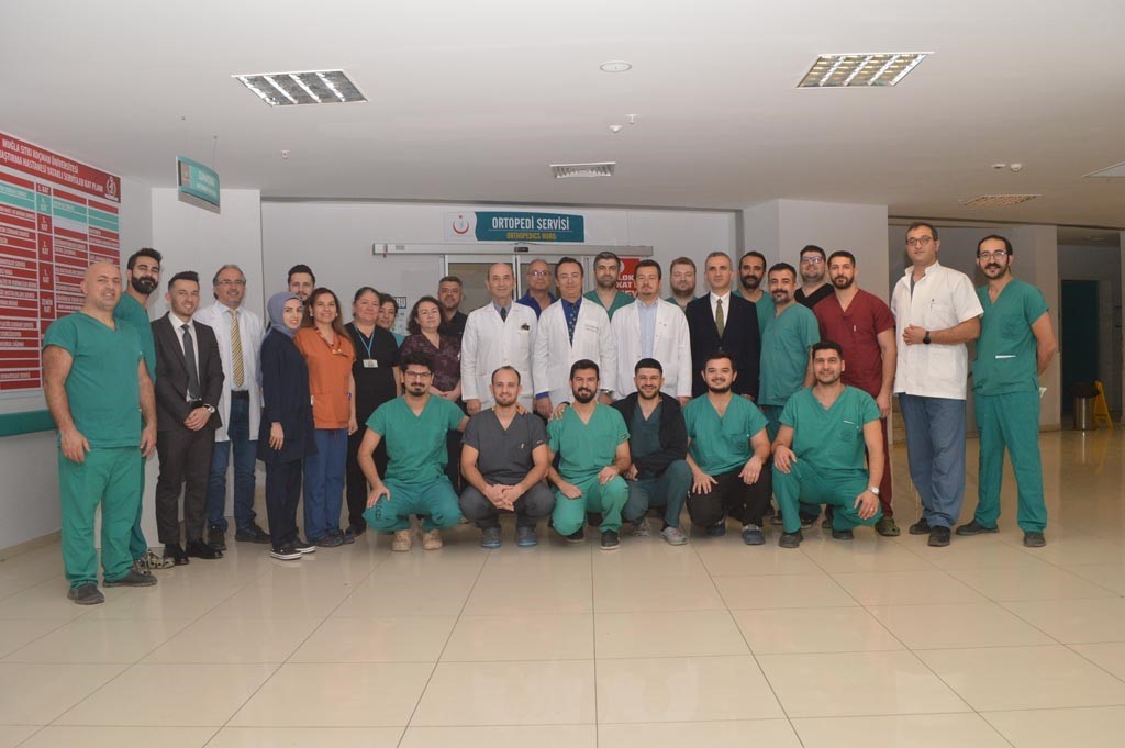 MUĞLA SITKI KOÇMAN ÜNİVERSİTESİ ORTOPEDİ VE TRAVMATOLOJİ KLİNİĞİ: AKADEMİK VE TIBBİ BAŞARILARLA DOLU