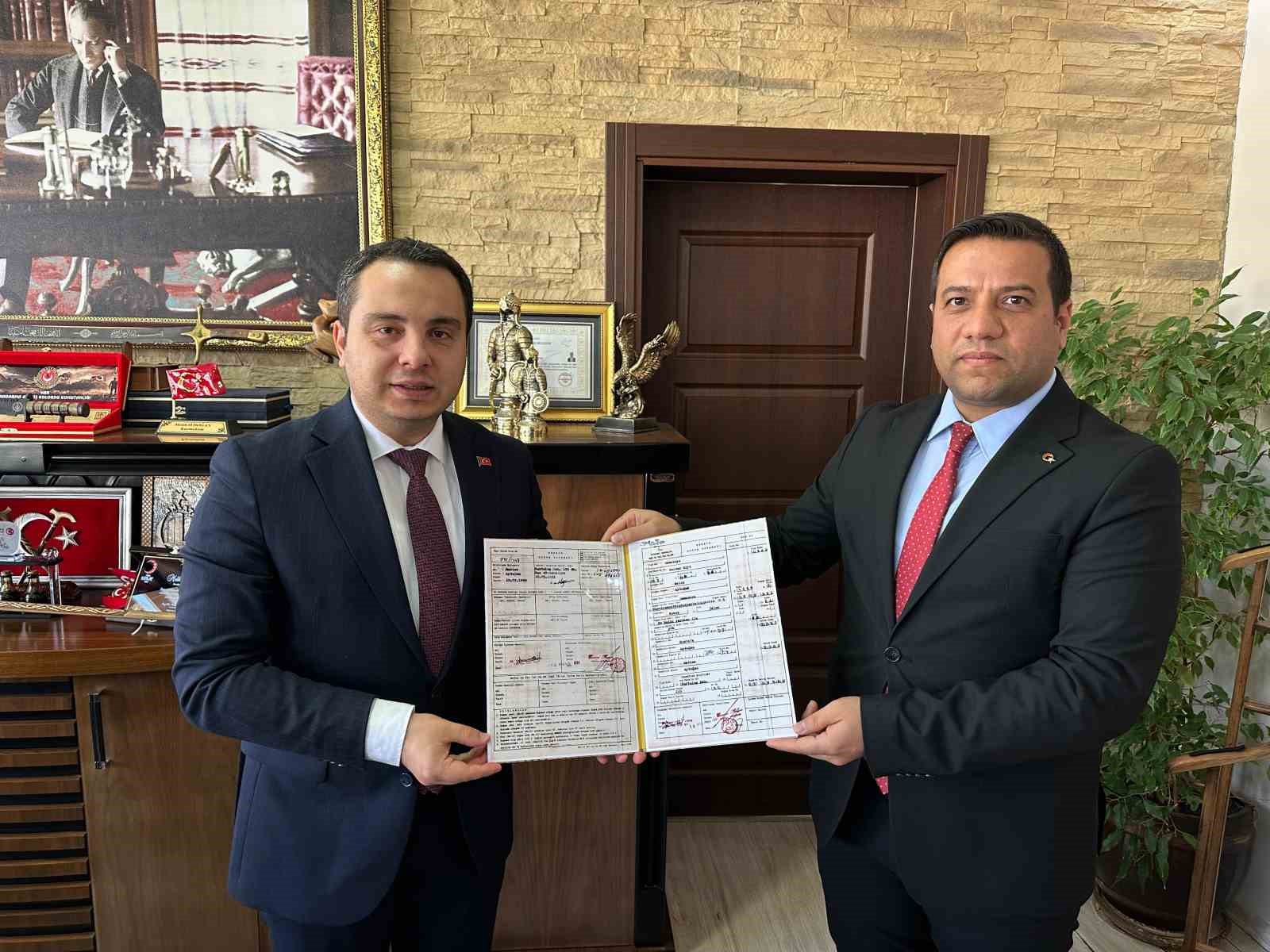 MURADİYE KAYMAKAMINA DOĞUM BELGESİ HEDİYE EDİLDİ