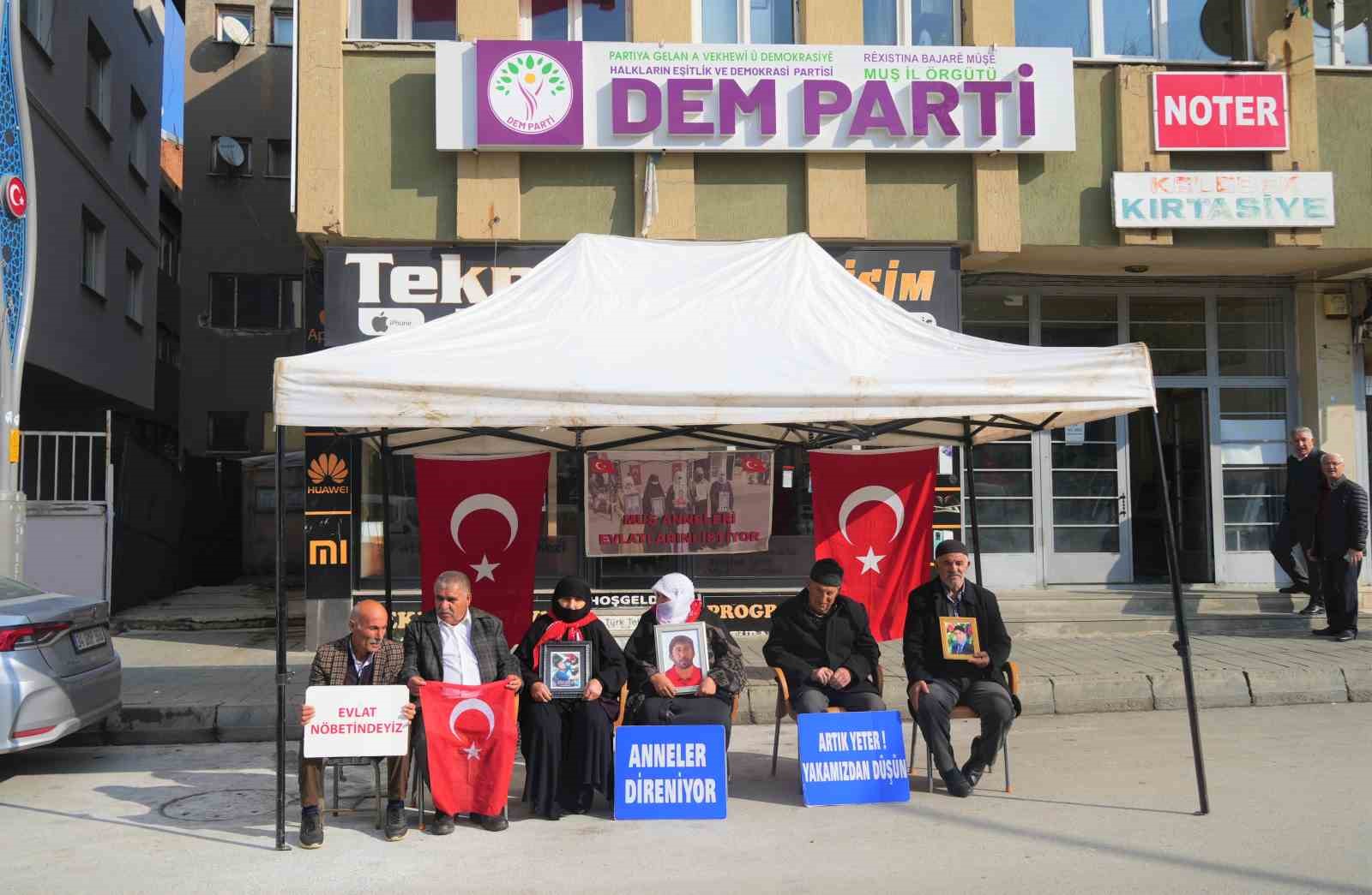 MUŞ AİLELERİNDEN ÇOCUKLARI İÇİN DEVAM EDEN EVLAT NÖBETİ