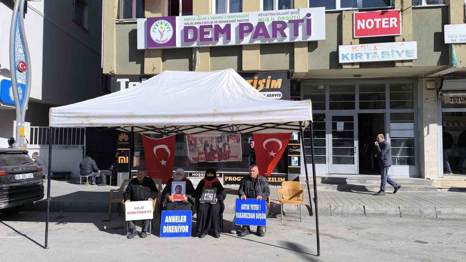 MUŞ’TA AİLELERİN EVLAT NÖBETİ DEVAM EDİYOR