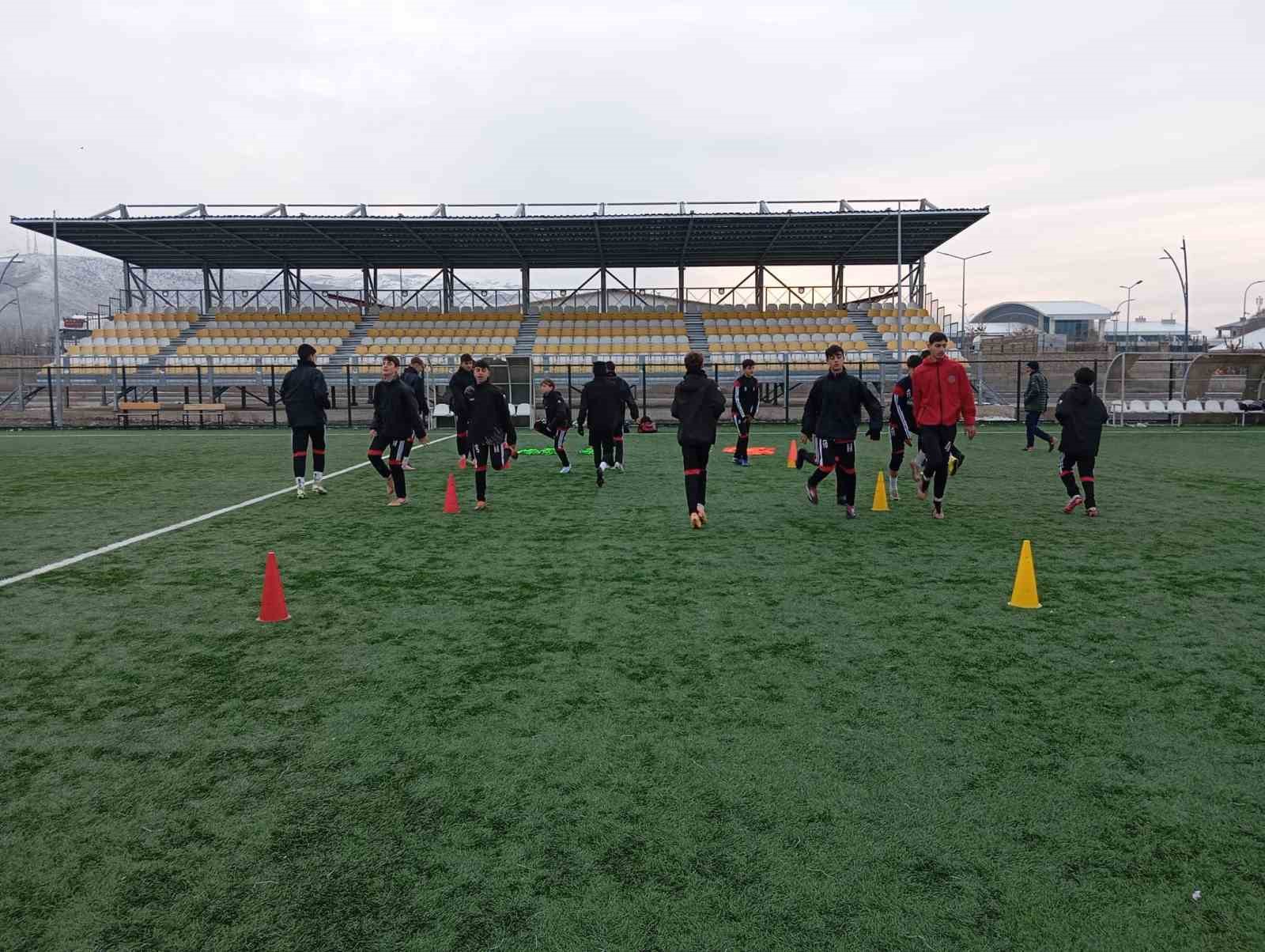 MUŞ’TA FUTBOL ANTRENMANLARI HIZ KESMEDEN DEVAM EDİYOR