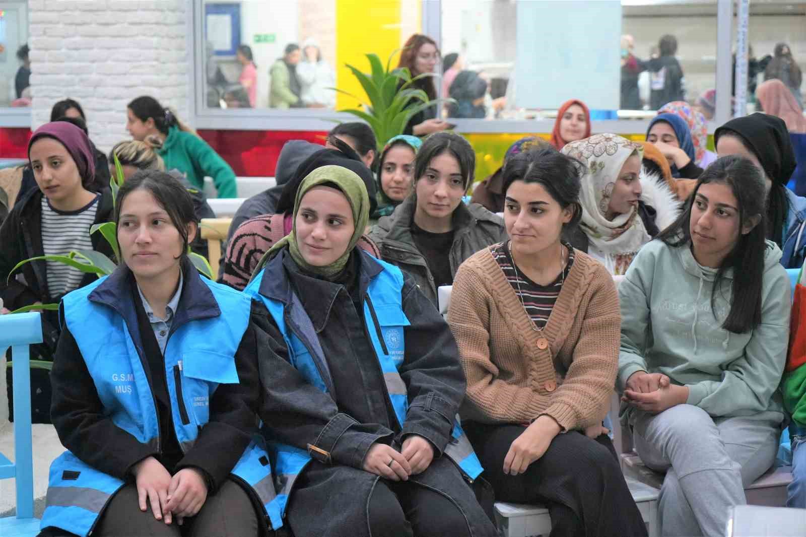 MUŞ’TA GAZİLER VE ŞEHİT YAKINLARI ÖĞRENCİLERLE BULUŞTU