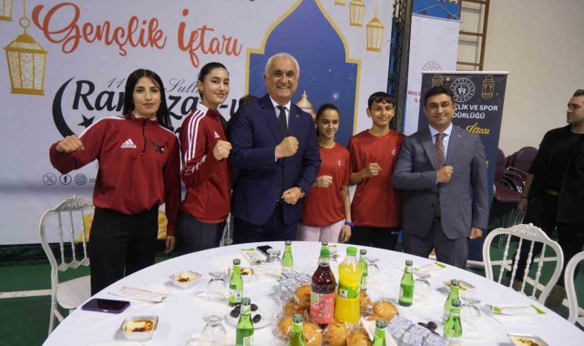 Muş'ta Genç Sporcular İftarda Buluştu