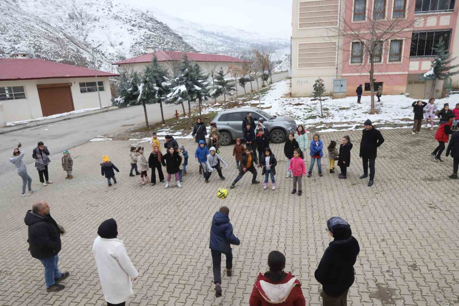 MUŞ’TA TEKNOLOJİ BAĞIMLILIĞINA KARŞI YÖRESEL ÇOCUK OYUNLARI ETKİNLİĞİ