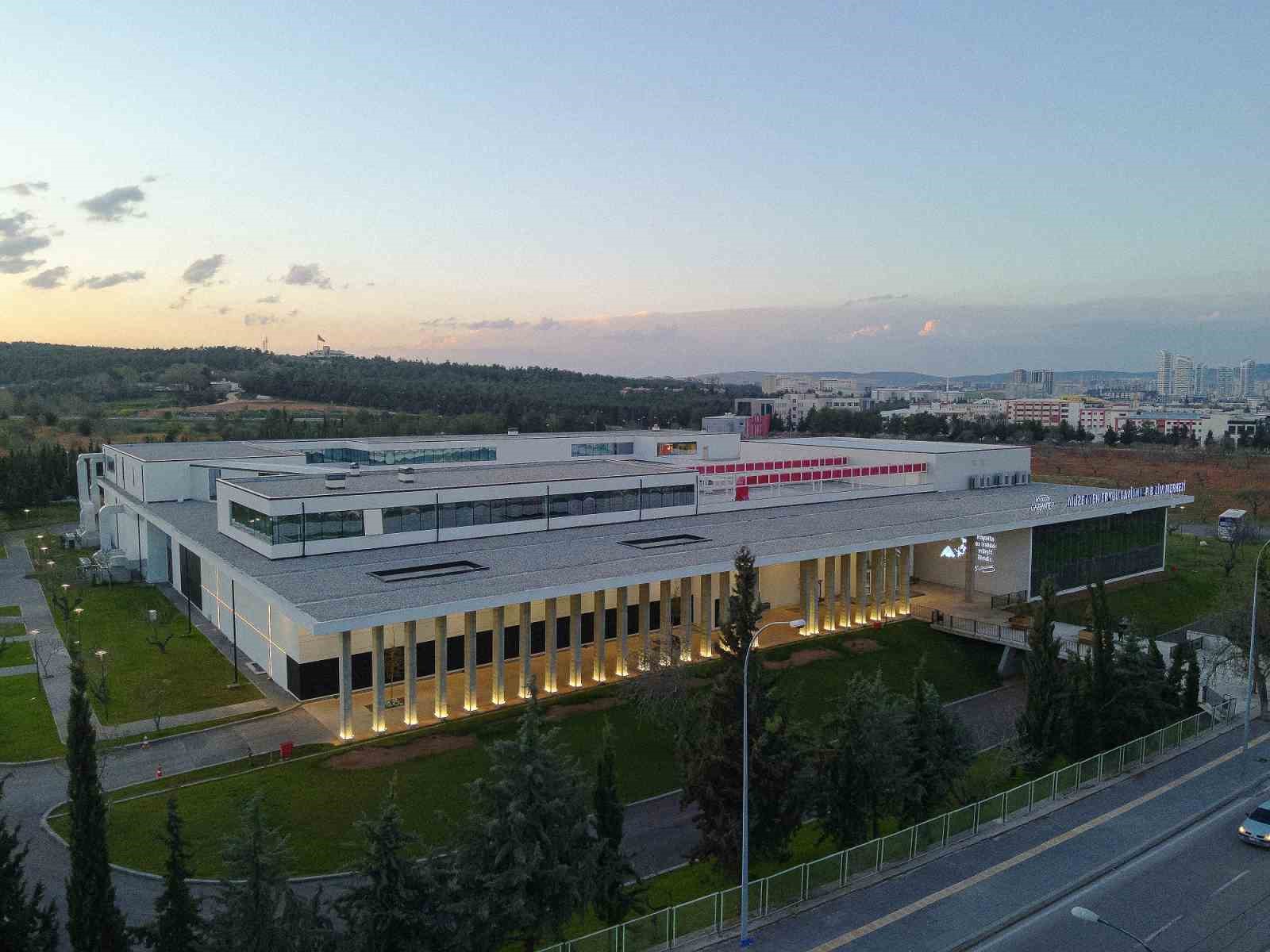 MÜZEYYEN ERKUL GAZİANTEP BİLİM MERKEZİ ZİYARETÇİLERİNİ BÜYÜLÜYOR